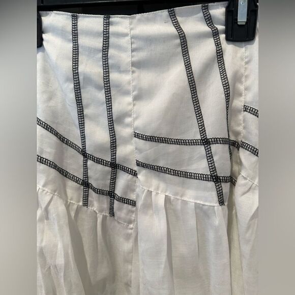 White & black skirt - Picture 2 of 4